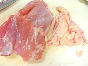 鶏モモ肉の肉から剥いた皮