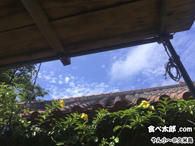 「やん小～」の屋外席から見上げた青空＠久米島