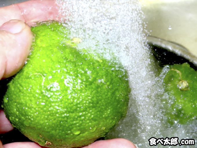 柚子胡椒作りに使う青柚子を洗う