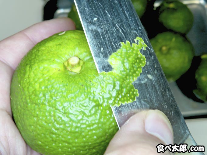 柚子胡椒作りに使う青柚子の皮を剥く