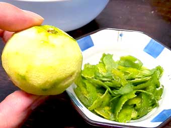 柚子胡椒に使う柚子の皮を剥く